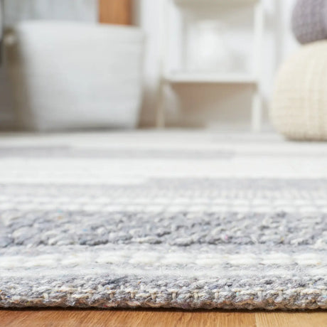 Safavieh Striped Kilim 4'-0" x 6'-0" Rug in Silver / Grey