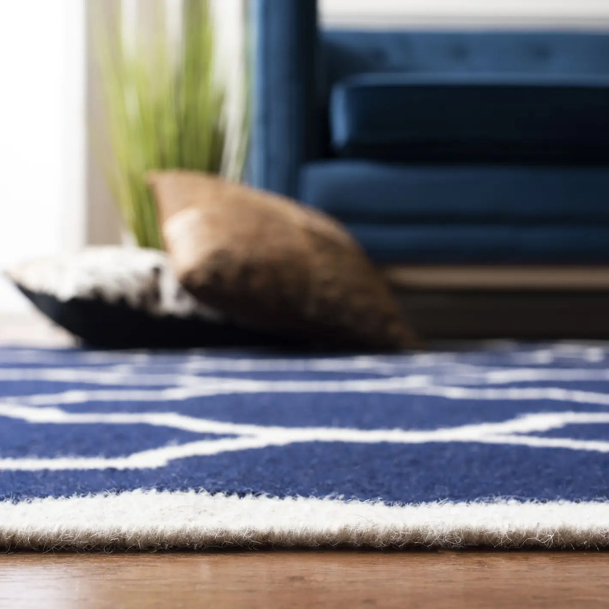 Safavieh Dhurries 4'-0" x 6'-0" Rug in Navy / Ivory