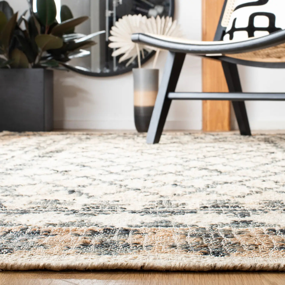 Safavieh Kilim 4'-0" x 6'-0" Rug in Ivory / Grey