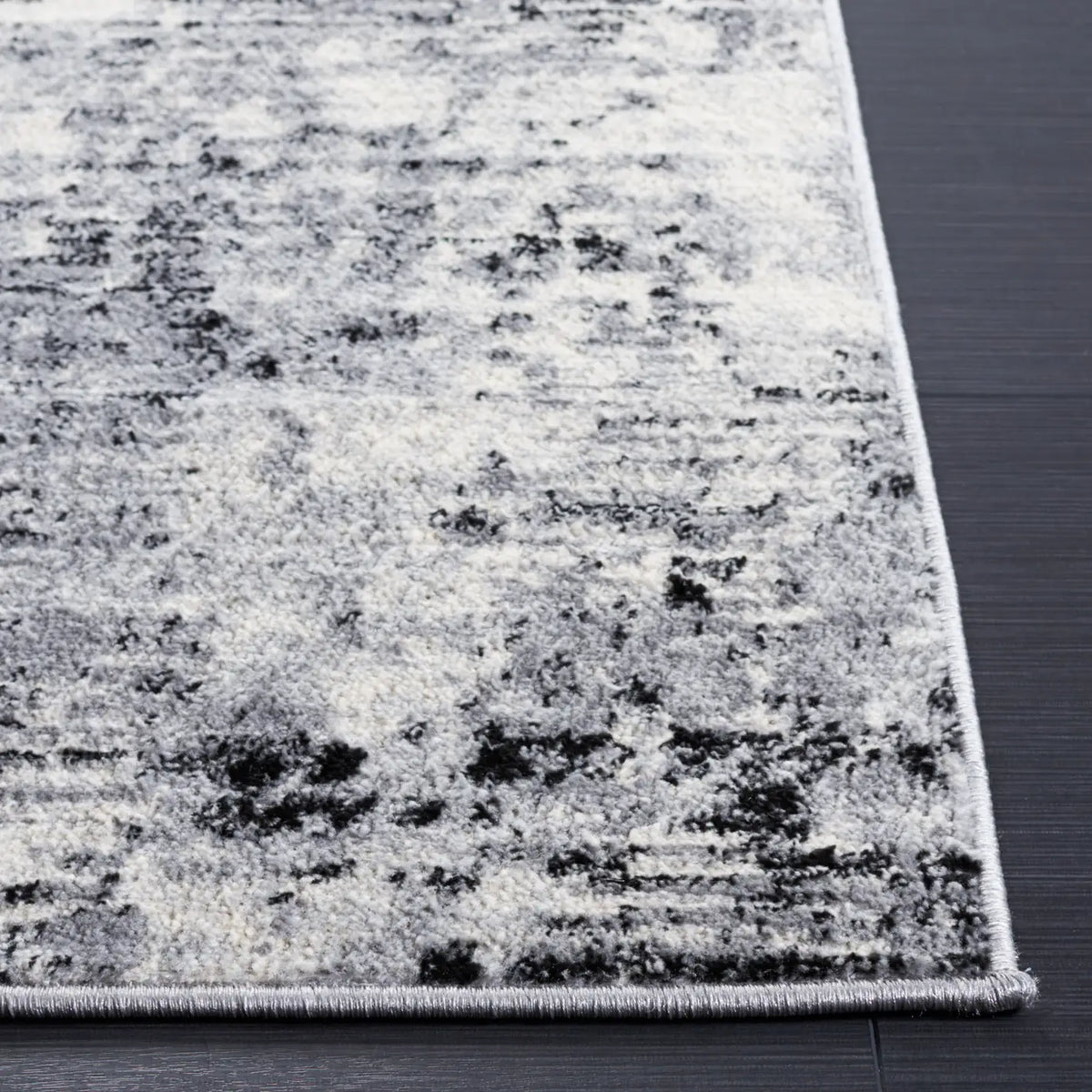 Safavieh Jasper 100 4'-0" x 6'-0" Rug in Black / Ivory
