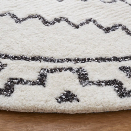 Safavieh Casablanca 6'-0" x 6'-0" Rug in Ivory / Black