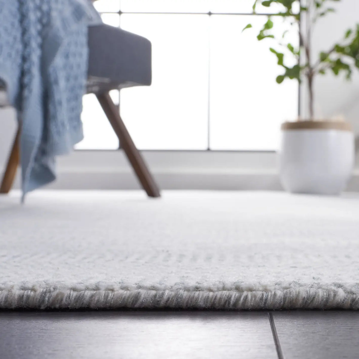 Safavieh Mirage 4'-0" x 6'-0" Rug in Light Grey / Ivory