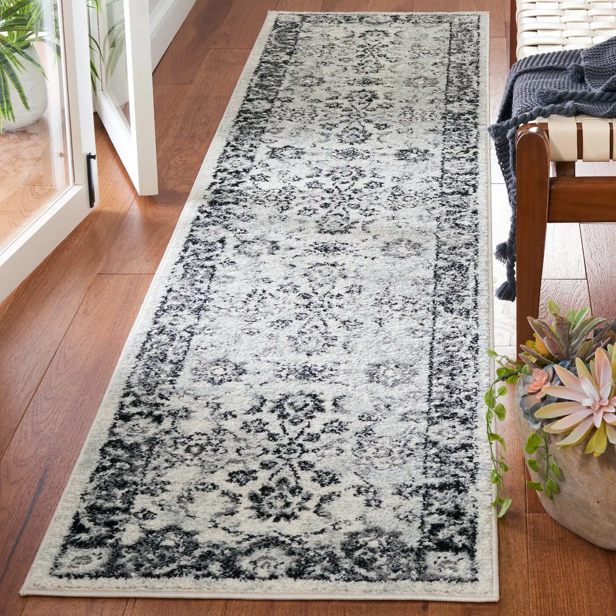 Safavieh Tulum 2'-0" x 9'-0" Rug in Ivory / Black