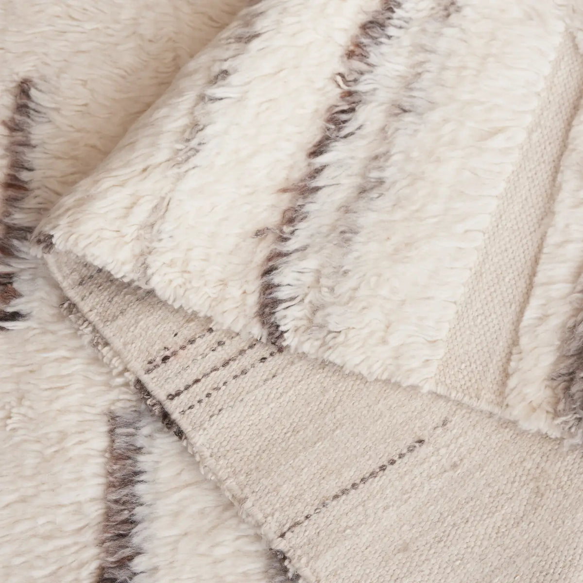 Safavieh Kenya 4'-0" x 6'-0" Rug in Grey / Ivory