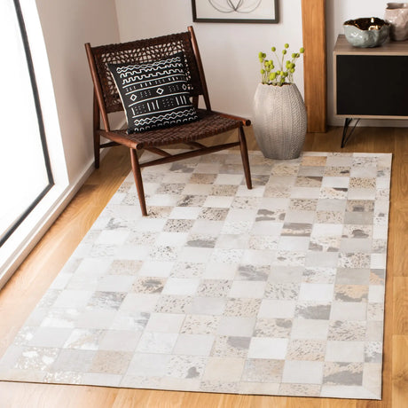 Safavieh Studio Leather 4'-0" x 6'-0" Rug in Ivory / Silver