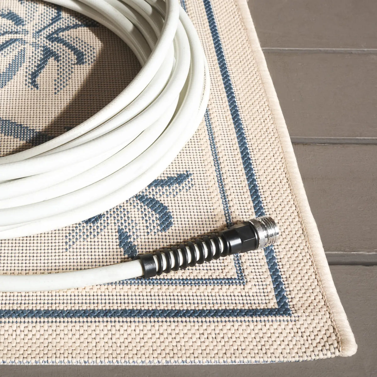 Safavieh Courtyard 4'-0" x 5'-7" Rug in Ivory / Blue