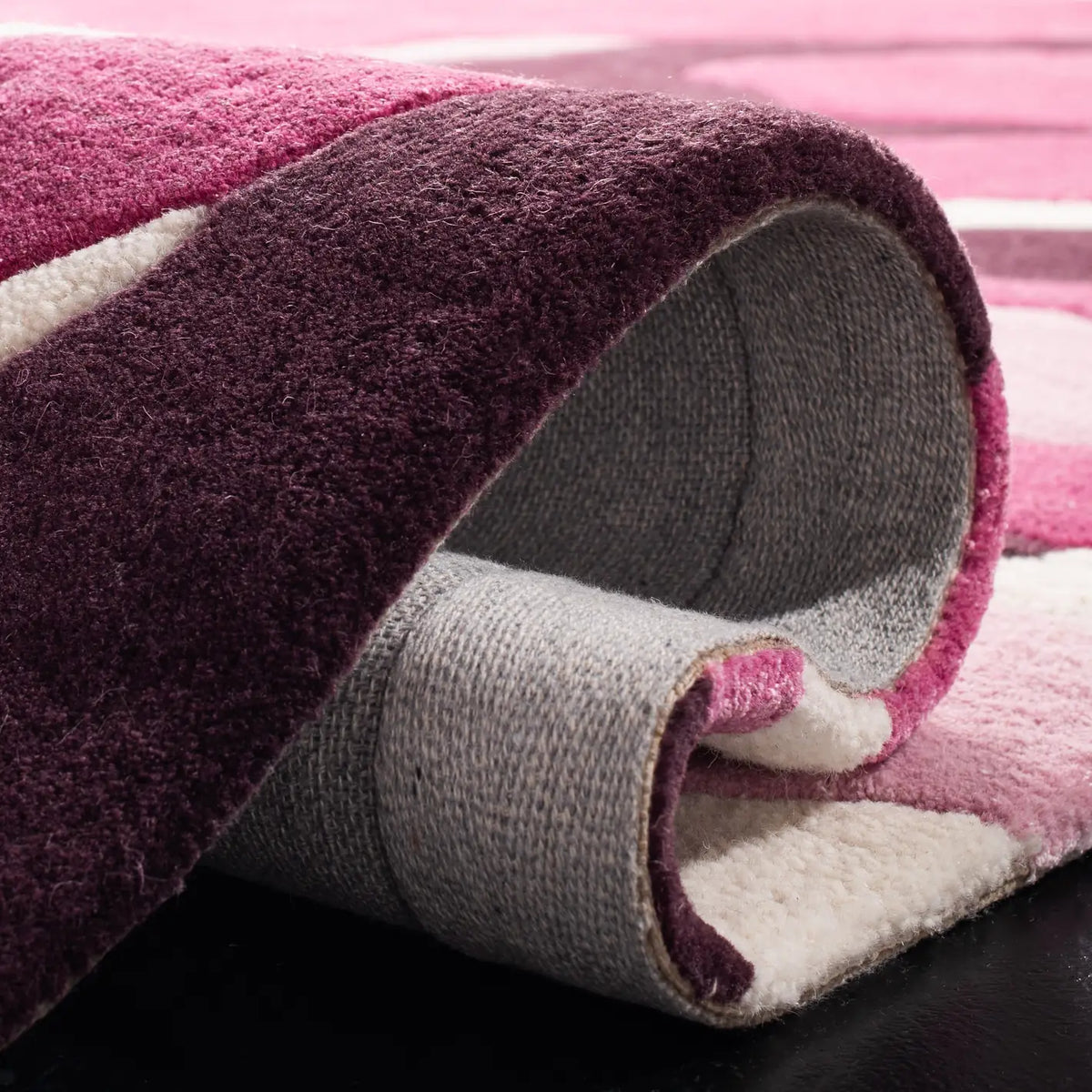 Safavieh Soho 3'-6" x 5'-6" Rug in Pink / Rose