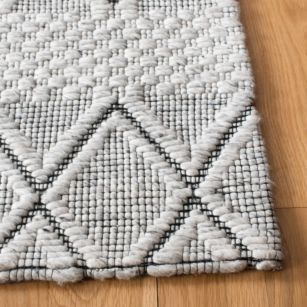 Safavieh Marbella 4'-0" x 6'-0" Rug in Light Grey / Black