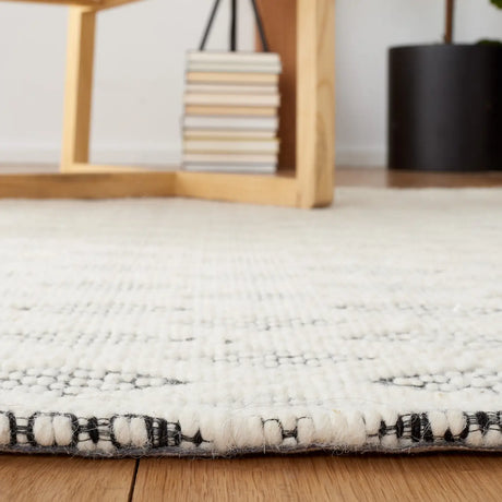 Safavieh Natura 4'-0" x 6'-0" Rug in Ivory / Black