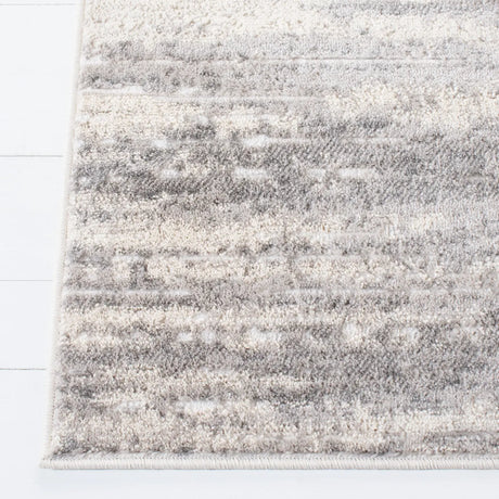 Safavieh Skyler 4'-5" x 6'-5" Rug in Light Grey / Ivory
