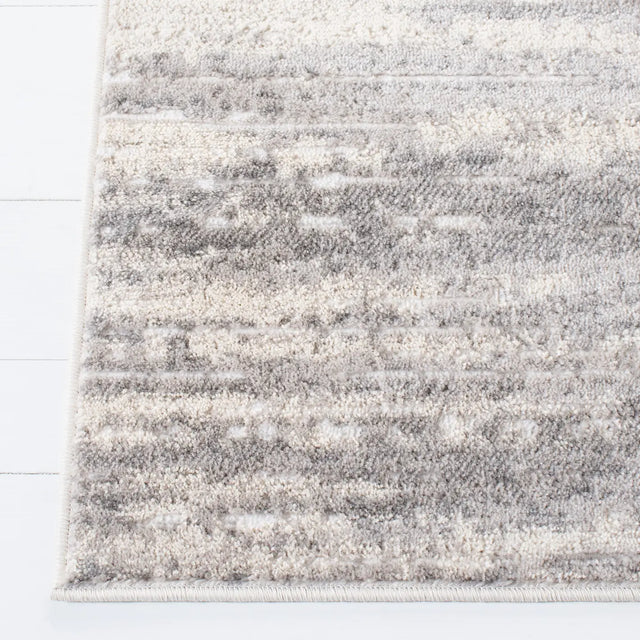 Safavieh Skyler 4'-5" x 6'-5" Rug in Light Grey / Ivory