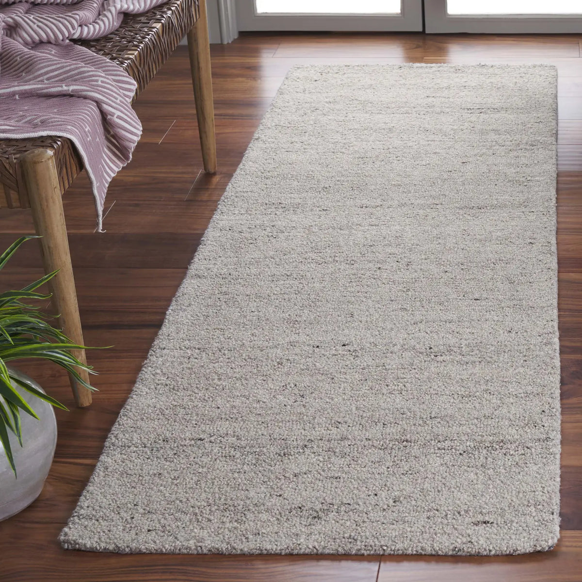 Safavieh Himalaya 2'-3" x 8'-0" Rug in Beige / Light Grey