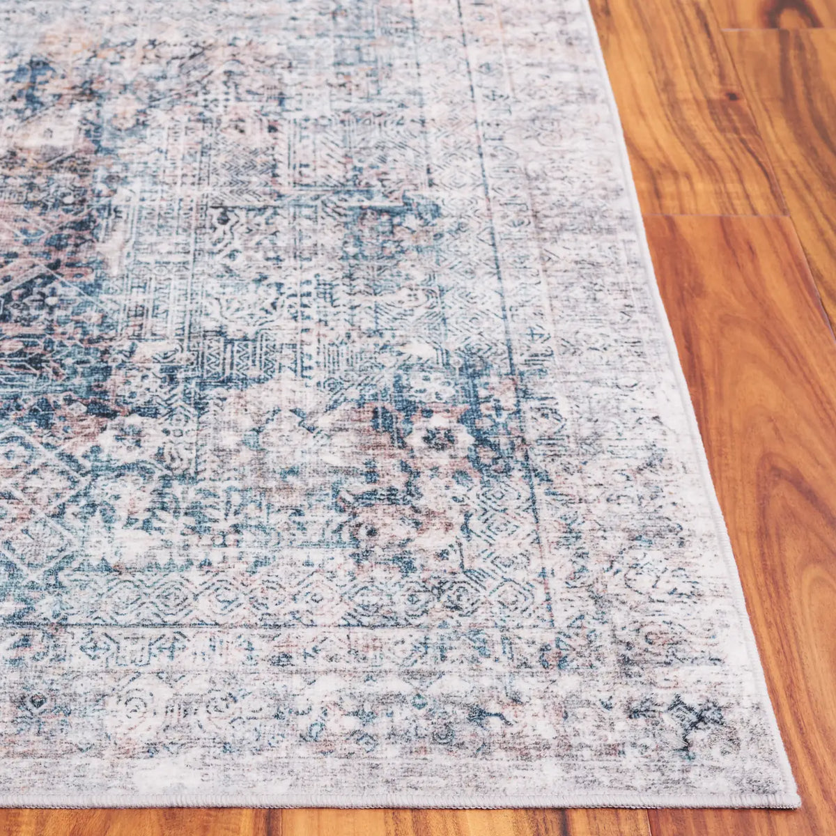 Safavieh Santa Monica 4'-0" x 6'-0" Rug in Navy / Beige