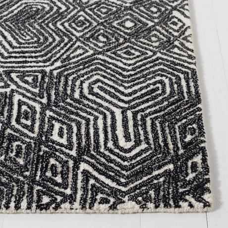 Safavieh Micro-Loop 4'-0" x 6'-0" Rug in Ivory / Black