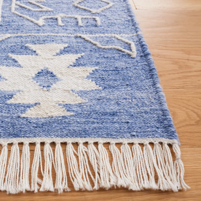 Safavieh Kilim 4'-0" x 6'-0" Rug in Blue / Ivory