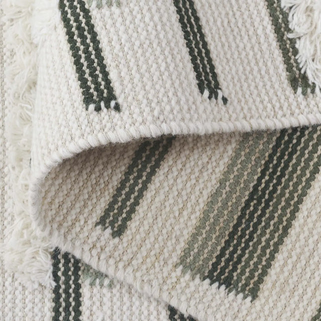 Safavieh Kenya 4'-0" x 6'-0" Rug in Sage / Ivory