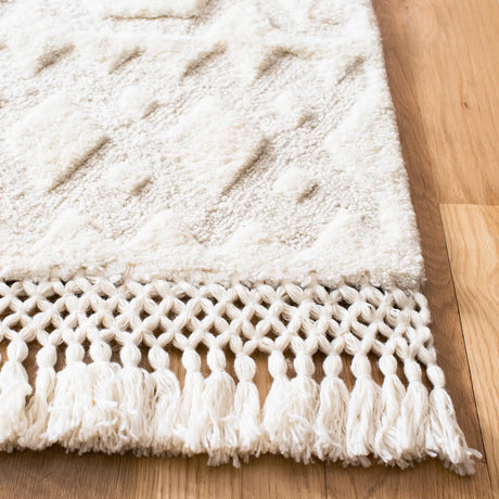 Safavieh Casablanca 5'-0" x 8'-0" Rug in Ivory