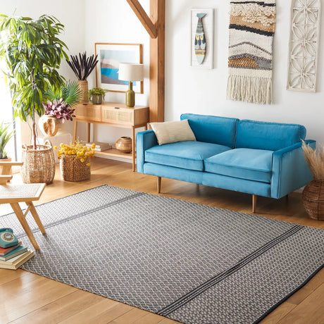 Safavieh Kilim 6'-0" x 9'-0" Rug in Black / Ivory