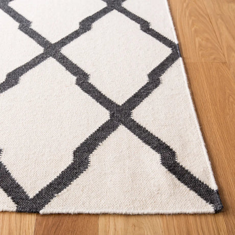 Safavieh Dhurries 5'-0" x 8'-0" Rug in Ivory / Charcoal