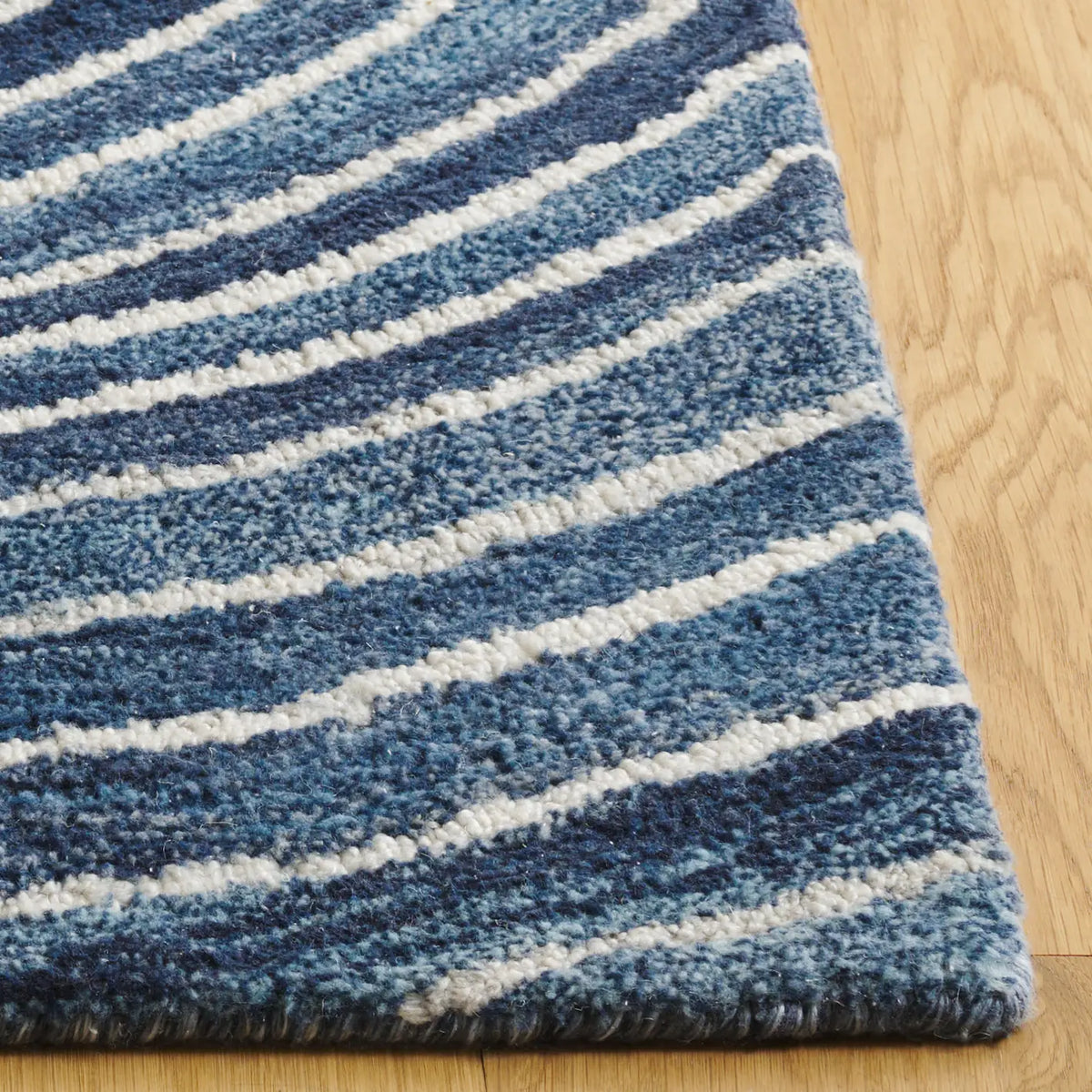 Safavieh Abstract 4'-0" x 6'-0" Rug in Blue / Ivory