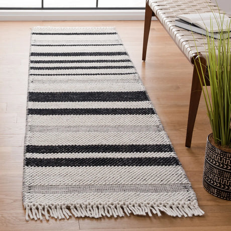 Safavieh Natura 2'-3" x 8'-0" Rug in Ivory / Black