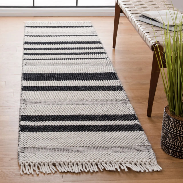 Safavieh Natura 2'-3" x 8'-0" Rug in Ivory / Black