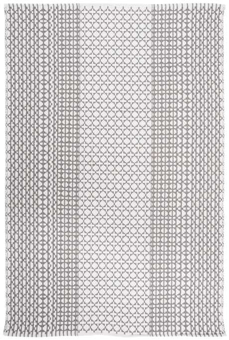 Safavieh Montauk 5'-0" x 8'-0" Rug in Grey / Ivory