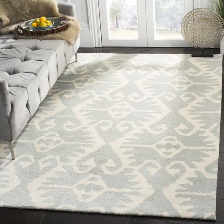 Safavieh Wyndham 4'-0" x 6'-0" Rug in Grey / Ivory