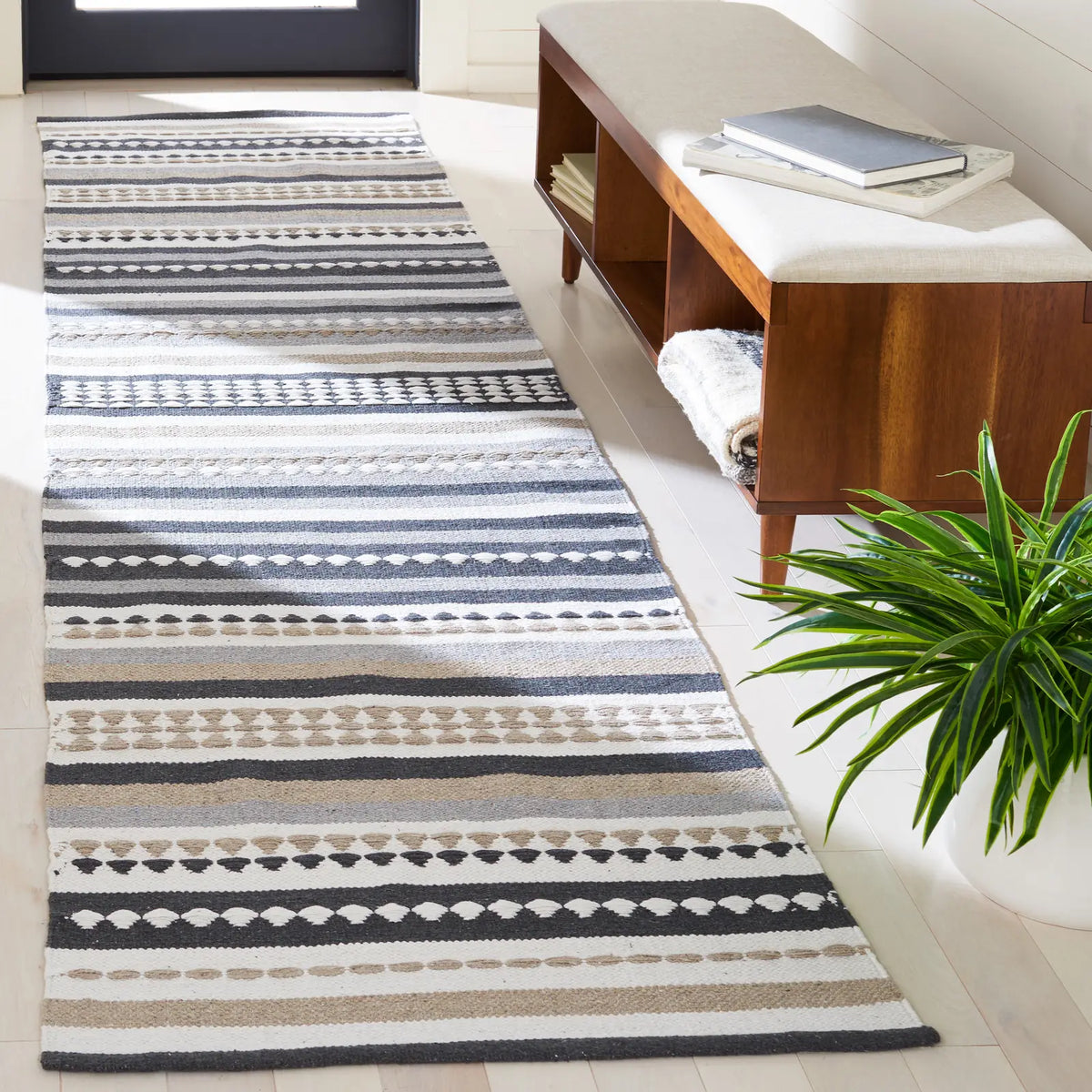 Safavieh Montauk 2'-3" x 9'-0" Rug in Grey / Ivory