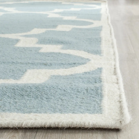 Safavieh Dhurries 4'-0" x 6'-0" Rug in Light Blue / Ivory