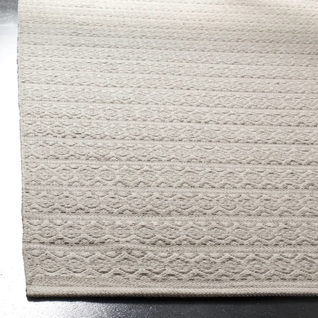 Safavieh Montauk 5'-0" x 8'-0" Rug in Ivory / Grey