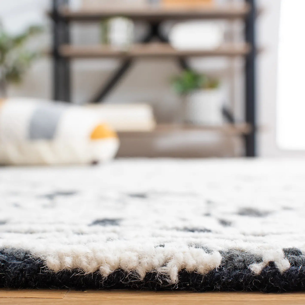Safavieh Blossom 4'-0" x 6'-0" Rug in Black / Ivory