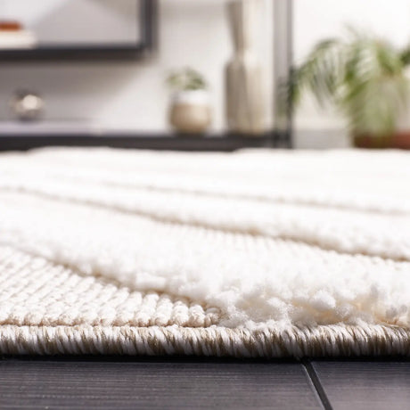 Safavieh Trends 4'-0" x 6'-0" Rug in Beige / Ivory