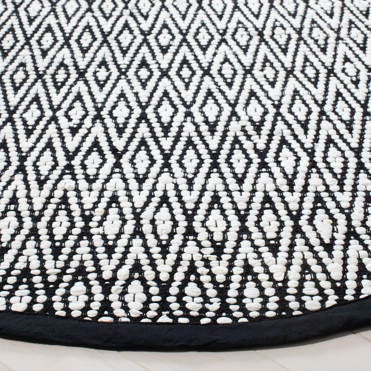 Safavieh Montauk 6'-0" x 6'-0" Rug in Ivory / Black
