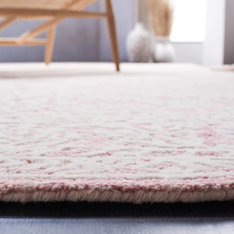 Safavieh Metro 4'-0" x 6'-0" Rug in Pink / Ivory