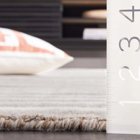 Safavieh Fifth Avenue 4'-0" x 6'-0" Rug in Natural / Ivory