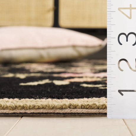 Safavieh Chelsea 4'-6" x 6'-6" Rug in Black