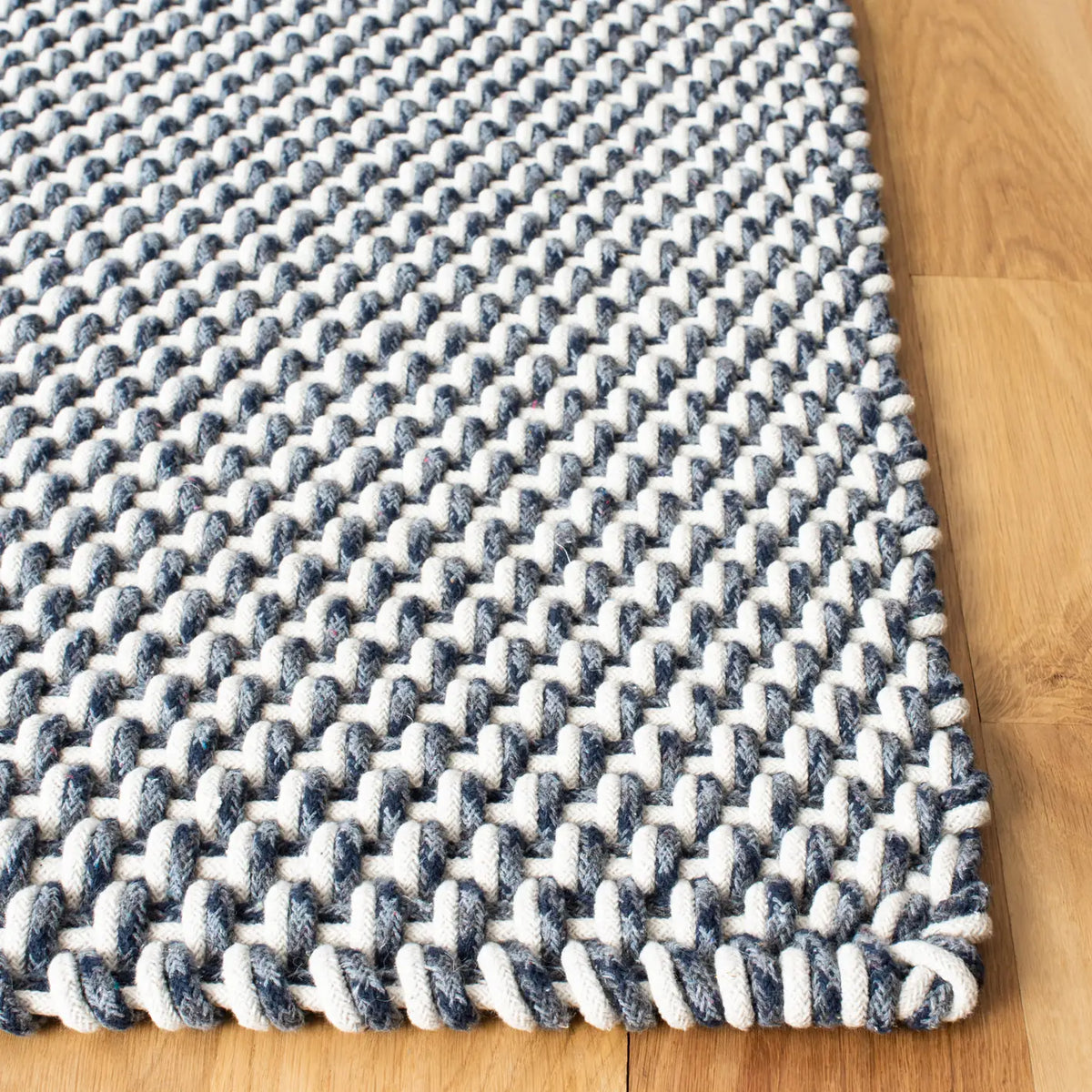 Safavieh Salem 4'-0" x 6'-0" Rug in Dark Blue
