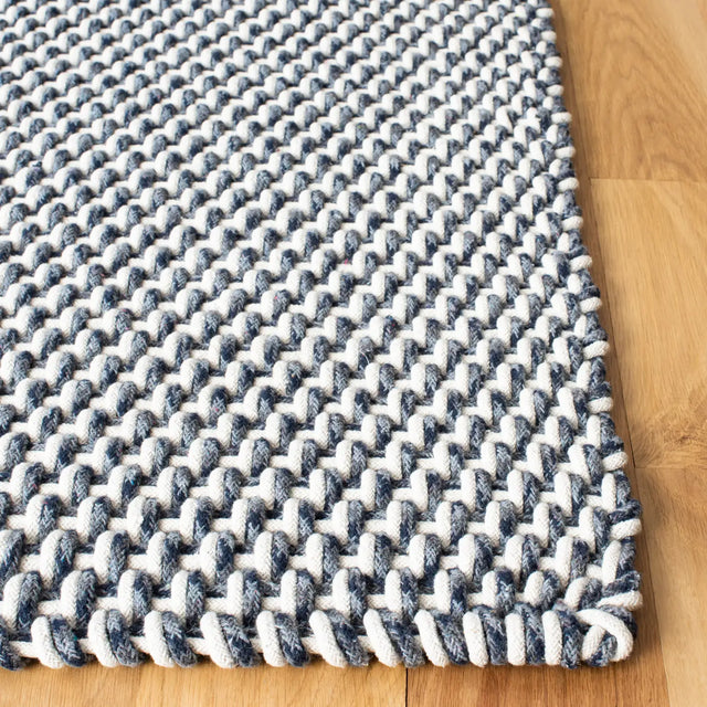 Safavieh Salem 4'-0" x 6'-0" Rug in Dark Blue