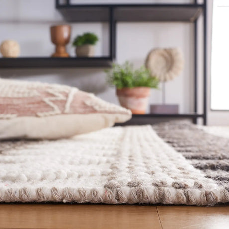 Safavieh Natura 4'-0" x 6'-0" Rug in Ivory / Black