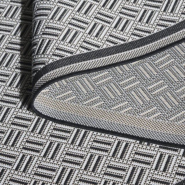 Safavieh Terrace 800 4'-0" x 6'-0" Rug in Black / White