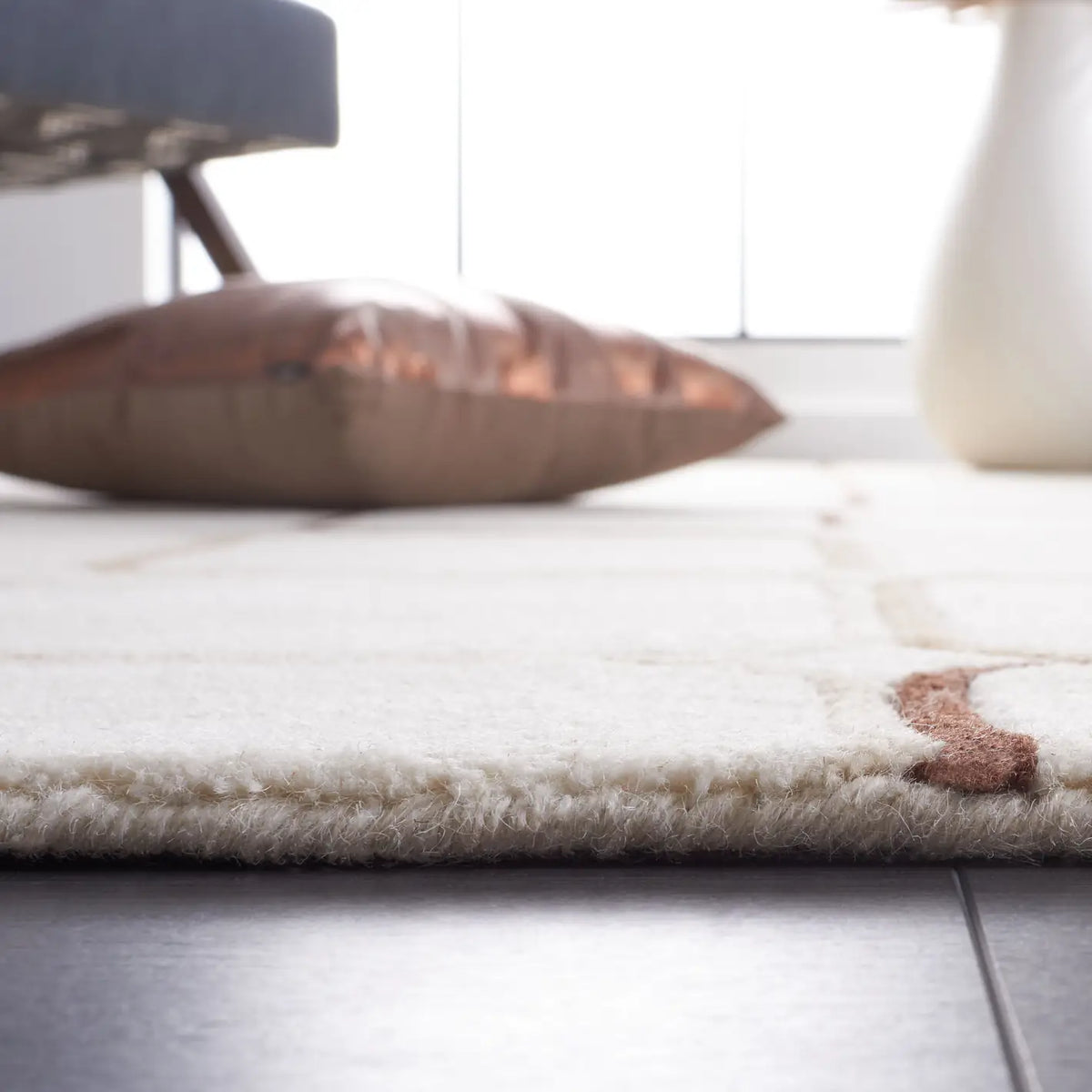 Safavieh Soho 5'-0" x 8'-0" Rug in Ivory / Multi