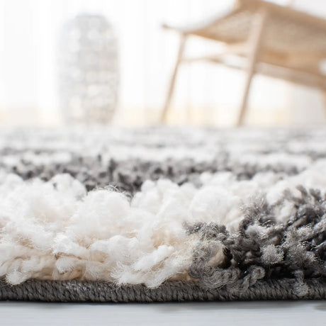 Safavieh Sgd-Dallas Shag 4'-0" x 6'-0" Rug in Dark Grey / Ivory