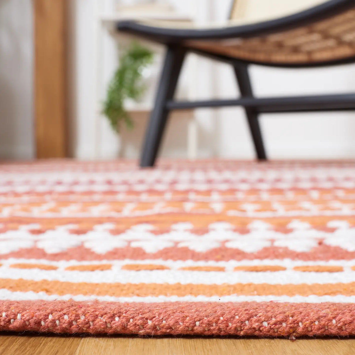 Safavieh Montauk 4'-0" x 6'-0" Rug in Orange / Ivory