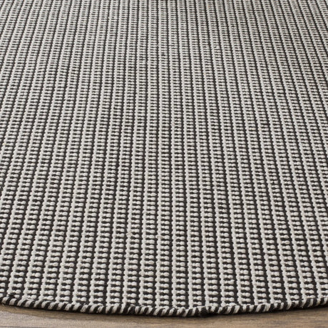 Safavieh Montauk 6'-0" x 6'-0" Rug in Ivory / Black