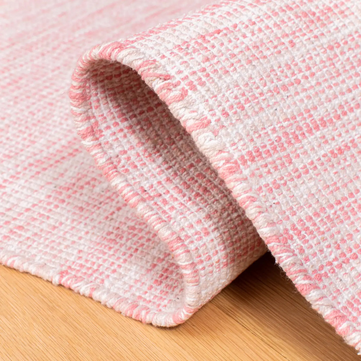 Safavieh Montauk 4'-0" x 6'-0" Rug in Pink / Fuchsia