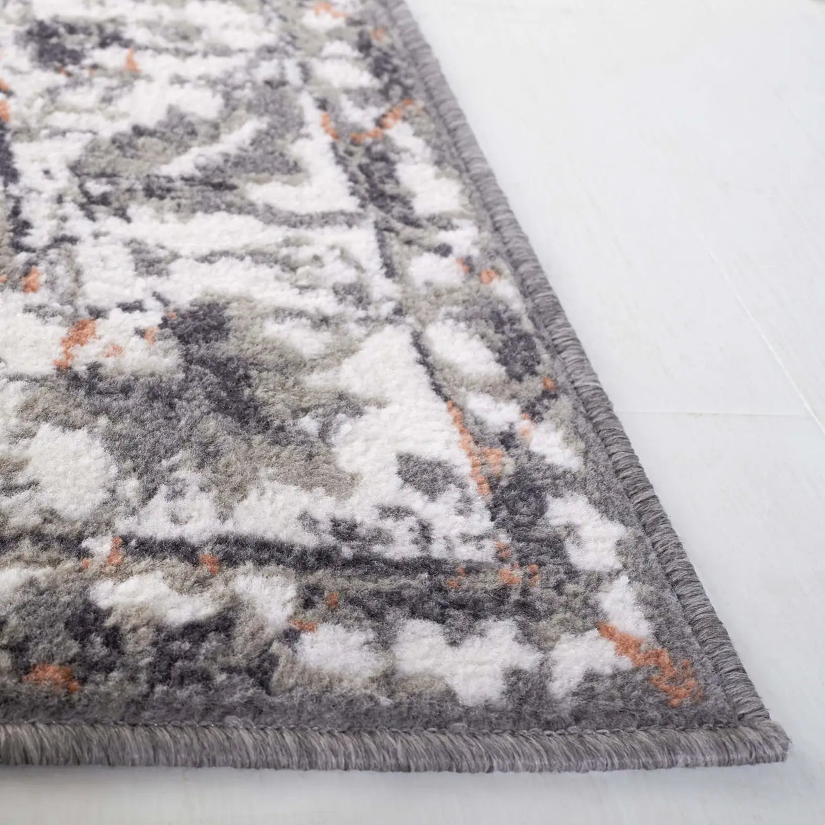 Safavieh Pyramid 4'-5" x 6'-5" Rug in Grey / Ivory