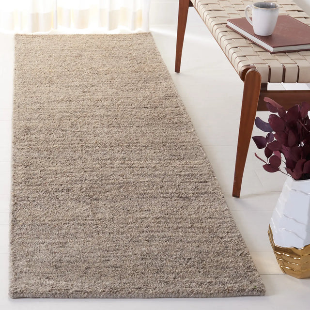Safavieh Himalaya 2'-3" x 8'-0" Rug in Light Grey