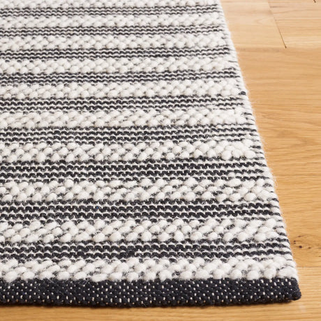 Safavieh Natura 4'-0" x 6'-0" Rug in Ivory / Black