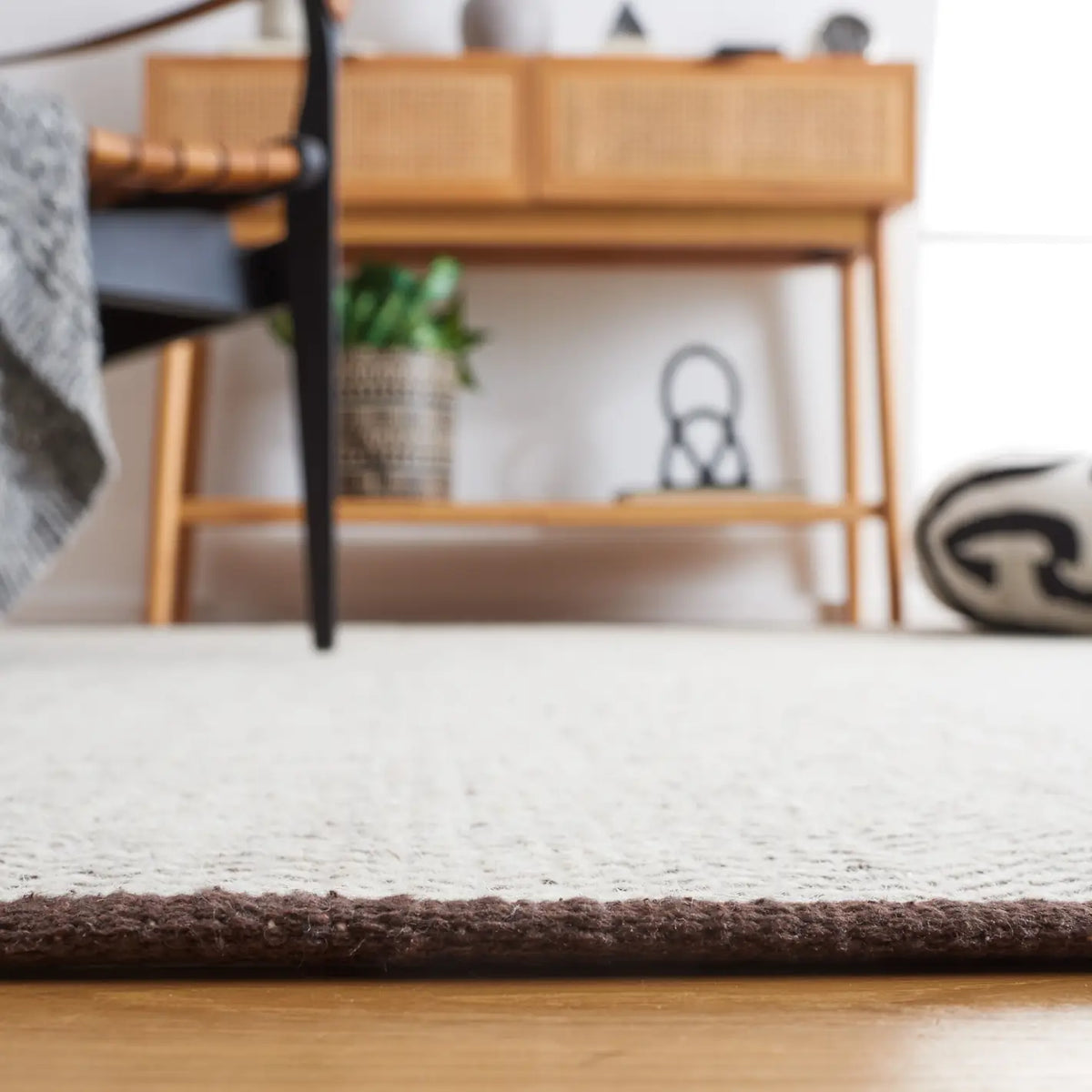 Safavieh Vermont 4'-0" x 6'-0" Rug in Brown / Ivory